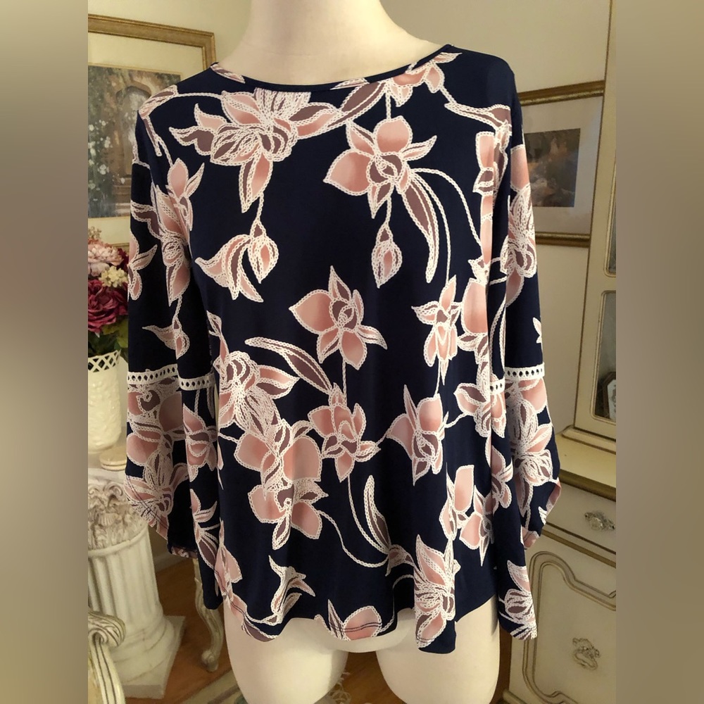 SJS excellent condition floral top size M C:1776 7/18/26
